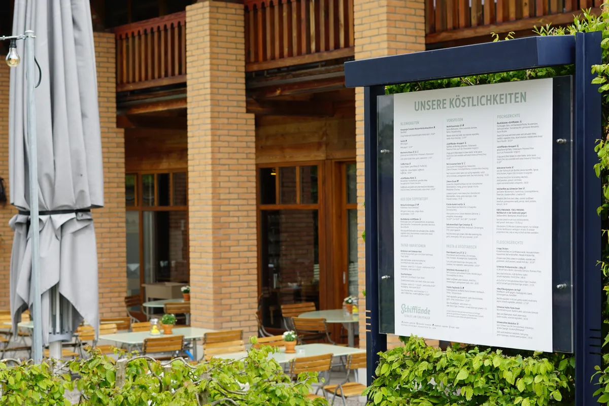 Man sieht die ausgestellte Menükarte der «Schifflände» in Maur.